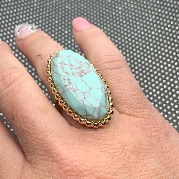 Howlite elongated ring in gold tone - Picture 5 of 6